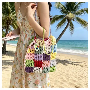 Sac cabas d'été en crochet coloré, détail de sac d'épaule ajouré tendance pour la plage.