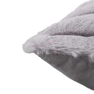 Housse de coussin en fausse fourrure de lapin peluche gros plan texture douce