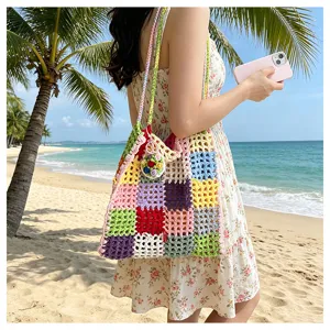 Sac cabas crocheté à la main, sac d'épaule en tricot carré coloré pour les vacances d'été.