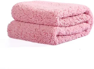 Detail d'oreiller en peluche rose, tissu de coussin long a texture douce et chaude.