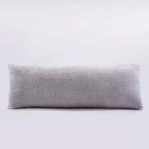 Vue détaillée de coussin de corps en peluche grise, texture douce et moelleuse pour le lit.