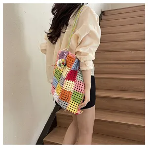 Sac bandoulière au crochet coloré pour femme, design tricoté ajouré pour l'été.