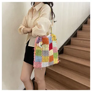 Vue détaillée d'un sac cabas en crochet coloré présenté dans un cadre intérieur élégant et stylé.