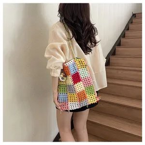 Vue détaillée de sac cabas bandoulière patchwork crocheté coloré au style tissé unique.