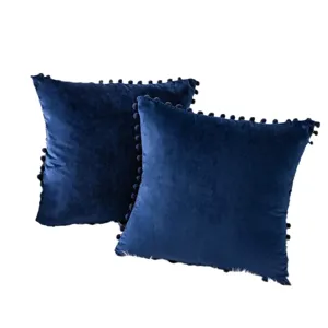 Dunkelblaues Samtkissen mit Pompons, quadratisches Deko Kissen für Sofa und Bett.