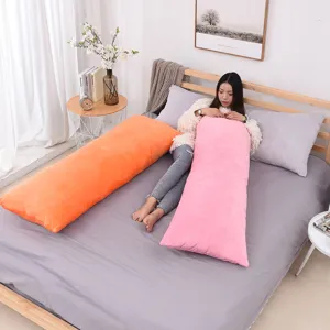 Long coussin de corps pour lit et canapé, oreiller en peluche douce pour un confort douillet.