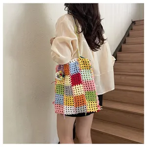 Sac cabas patchwork au crochet fait main avec carrés colorés pour femme style d'été détail.