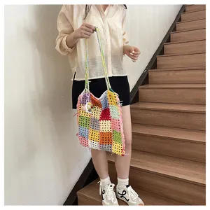 Détail de sac cabas en tricot crochet coloré, sac d'épaule d'été stylé, mode décontractée.