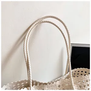 Geweven tote bag detail met ingewikkeld uitgesneden ontwerp en stevige handvatten.