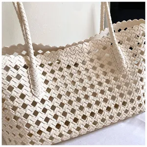 Witte geweven lederen shopper tas detail, ajour ontwerp, elegante schoudertas.