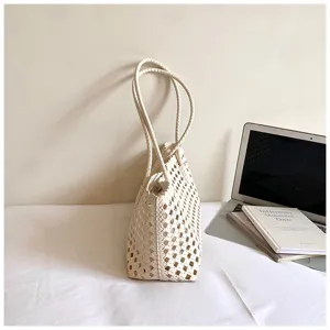 Gevlochten shopper tas voor dames, stijlvolle en grote schoudertas voor werk en vakantie.
