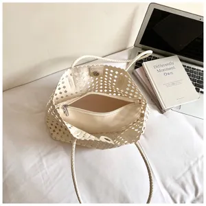 Gedetailleerd overzicht van het geweven shopper interieur, elegante beige schoudertas.