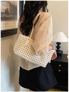 Gedetailleerd overzicht van de witte geweven schoudertas, stijlvol casual zomeraccessoire.