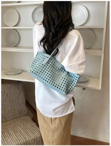 Chique lichtblauwe geweven tote bag voor dames, stijlvol ajour design voor werk en vakantie.
