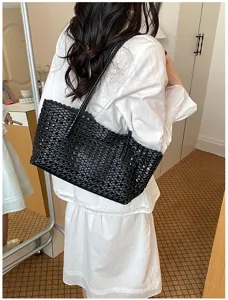 Zwarte gewoven schoudertas voor vrouwen, stijlvolle opengewerkte tote bag, casual dagelijkse tas.