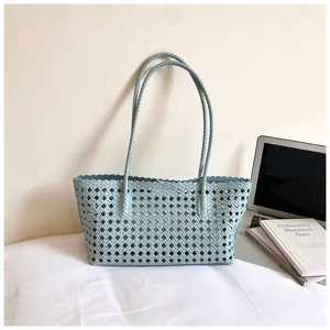 Lichtblauwe geweven tote bag voor dames, grote schoudertas met stijlvol opengewerkt design.