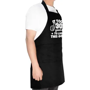 Delantal de cocina negro con frase divertida, correa ajustable para el cuello y bolsillos.
