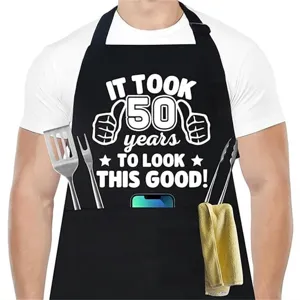 Vista detallada del delantal de cocina negro con estampado divertido y bolsillos.