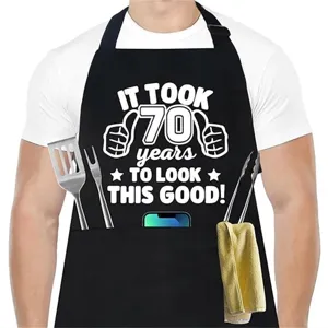Delantal de cocina negro para hombre con divertido texto de 70 cumpleaños y bolsillos.