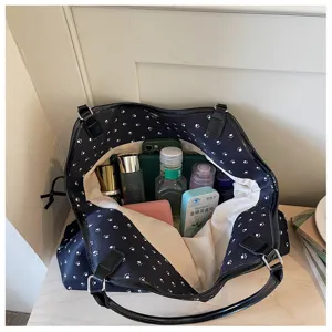 Vue détaillée d'un grand sac cabas noir avec motif de pattes mignon pour un usage quotidien.