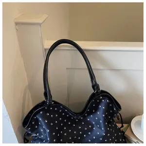 Sac cabas noir détail avec joli motif d'empreintes blanches et poignées noires solides.