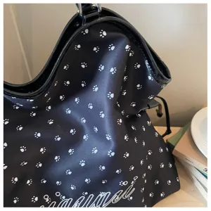 Sac cabas noir design coréen avec motif de pattes et grande capacité pour les femmes.