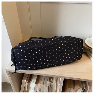 Grand sac cabas en toile pour femme, sac à épaule noir élégant avec joli motif imprimé.