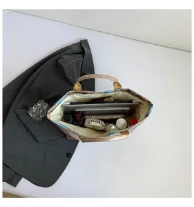 Gedetailleerd overzicht van het interieur van de grote krantenprint tote tas voor dagelijks gebruik.