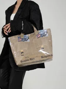 Moderne stijlvolle grote shopper tas met krantenprint voor dames, hippe casual handtas.