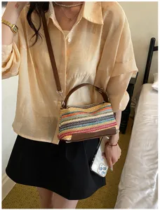 Bolso de hombro de paja tejido para vacaciones de verano en la playa con rayas coloridas y cuero.