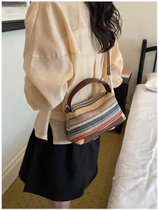 Bolso bandolera de paja a rayas casual con ribete de cuero marrón, ideal para el verano.