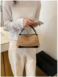 Chic bolso de hombro de paja tejida con ribete de cuero negro, ideal para el verano.