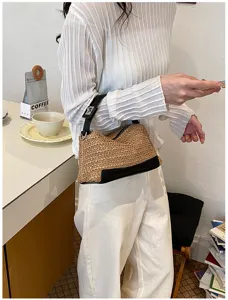 Bolso de hombro de paja tejida con detalles de cuero negro, diseño elegante para el verano.