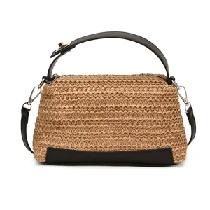 Bolso de hombro de paja tejida para playa de verano con asa de cuero negro y diseño elegante