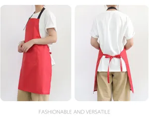 Vue de détail du tablier de cuisine imperméable rouge avec sangle de cou réglable et poche.