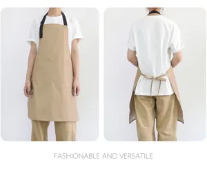Tablier de cuisine imperméable réglable en beige avec poches pour le travail au restaurant.