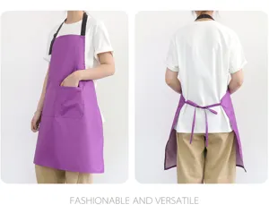 Tablier violet imperméable avec lanière de cou et grandes poches pour la cuisine et le restaurant.