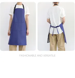 Tablier de cuisine bleu imperméable avec grandes poches pour le travail en restaurant.