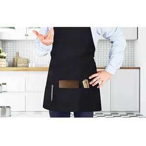 Grembiule da cucina nero professionale con tasche anteriori, ideale per cucinare e ristorazione.