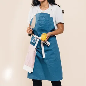 Delantal de cocina profesional de lona con bolsillos y correas ajustables para cocinar.