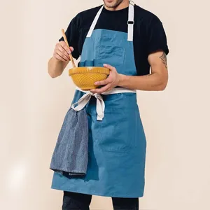 Cómodo delantal de cocina azul de lona con bolsillos y paño para cocinar y hornear.