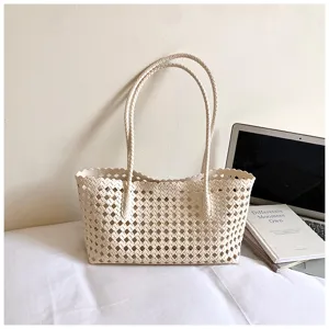 Gedetailleerd overzicht van de chique creme geweven tote bag met ajourontwerp en grote capaciteit.
