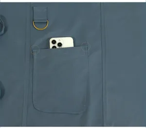 Primer plano del bolsillo del delantal de trabajo con anillo D y costuras reforzadas.