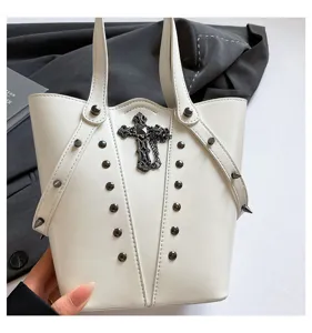 Bolso saco de piel sintética blanca con cruz gótica y tachuelas metálicas, elegante bolso retro.