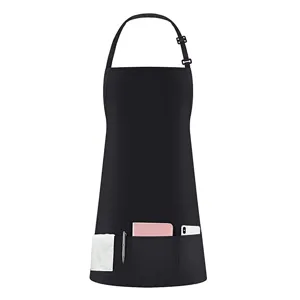 Grembiule da cucina nero in poliestere con laccio collo regolabile e comode tasche anteriori.
