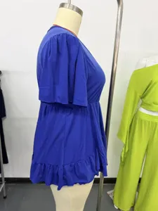Top a maniche corte tinta unita da donna, design elegante con orlo a volant, comodo capo estivo blu.