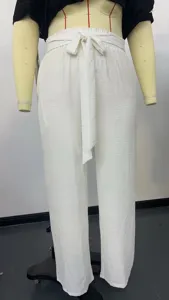 Pantaloni lunghi larghi bianchi taglie forti con vita alta e cintura da annodare.