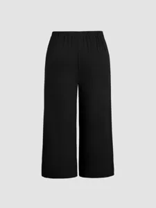 Vista dettagliata dei pantaloni neri ampi e lunghi con comoda cintura elastica in vita.