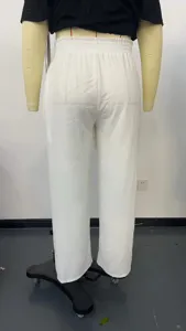 Dettaglio posteriore dei pantaloni larghi bianchi casual da donna su manichino sartoriale.