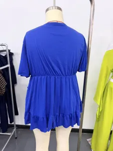 Elegante top da donna a maniche corte tinta unita con vita impero e orlo con volant.